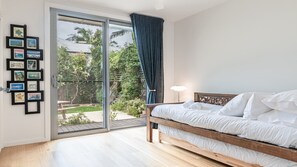 4 slaapkamers, een strijkplank/strijkijzer, internet, beddengoed