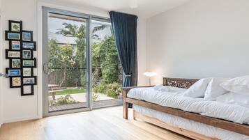 4 bedrooms, iron/ironing board, internet, bed sheets