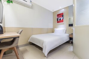 A hotel room with a bed, a desk, and a chair. - yibaijiudian (Shanghai)