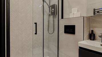 Regadera, secadora de cabello, jabón