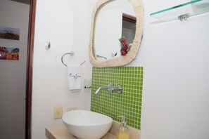 Douche, serviettes fournies, savon, papier toilette