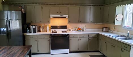 Mikrowelle, Ofen, Geschirrspüler