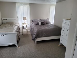 4 bedrooms, WiFi, bed sheets - Secluded 4-Bedroom house on wooded waterfront property adjoining Penn's Creek. (Millmont)