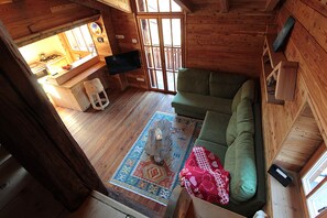 Chalet, vue montagne | Coin séjour | Télévision à écran plat de 32 pouces avec chaßnes par cùble