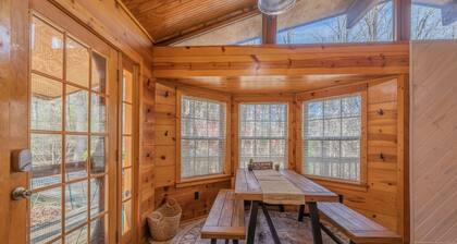 Delightful 4-bedroom cottage with AC and Fiber WiFi on the River!