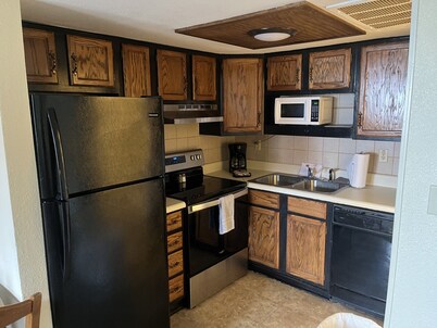 THE LODGE. Hotel suite, fitness room, Pool. In Runaway Bay on Lake Bridgeport