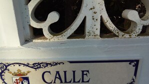 Ein Straßenschild für die 'Calle Manuel de Falla' mit Wappen und Verzierungen.
