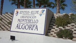 Schild mit der Begrüßung für Montebello, mit Wappen und Text für Besucher.