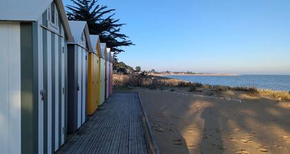 Cosy house with garden close to beaches and shops. Pets welcome