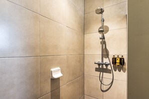 Sèche-cheveux, serviettes fournies