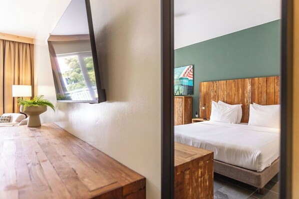 2 bedrooms, desk, WiFi, bed sheets