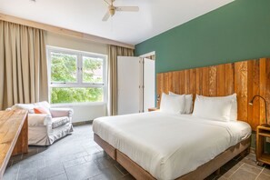 2 bedrooms, desk, WiFi, bed sheets