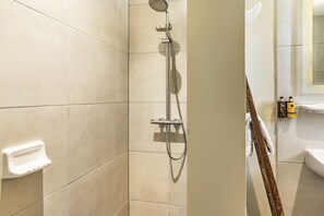 Secador de cabelo, toalhas de banho