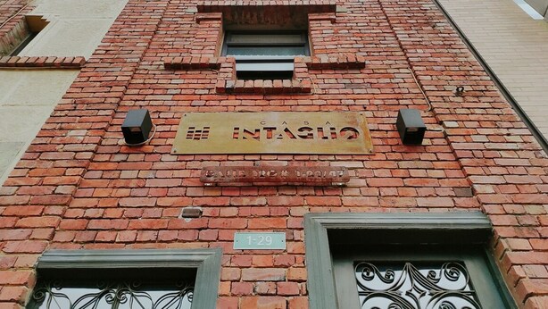 A brick building with a sign reading "CITIZEN" and a number "1-29". - Suitable with terrace and coworking in downtown Candelaria, meters away from Chorro de Quevedo. (Bogotá)