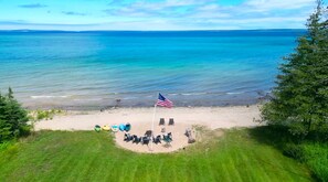 على الشاطئ، كراسي للتشمس