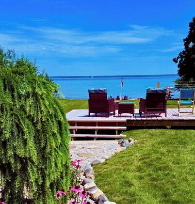 Beachfront cabin, 10 minutes from Mackinaw city: Hot Tub and Amazing Views.