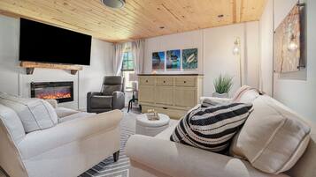 Smart TV, caminetto, lettore DVD, libri