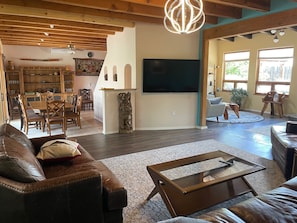 Smart TV - Unique 4-bedroom house on the edge of Santa Fe filled with amazing things. (Santa Fe)