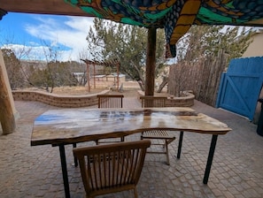 Outdoor dining - Unique 4-bedroom house on the edge of Santa Fe filled with amazing things. (Santa Fe)