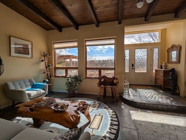 Smart TV - Unique 4-bedroom house on the edge of Santa Fe filled with amazing things. (Santa Fe)