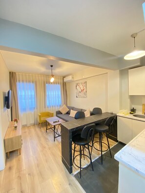 Comfort Condo, 1 Bedroom, Non Smoking, Kitchenette | Living area