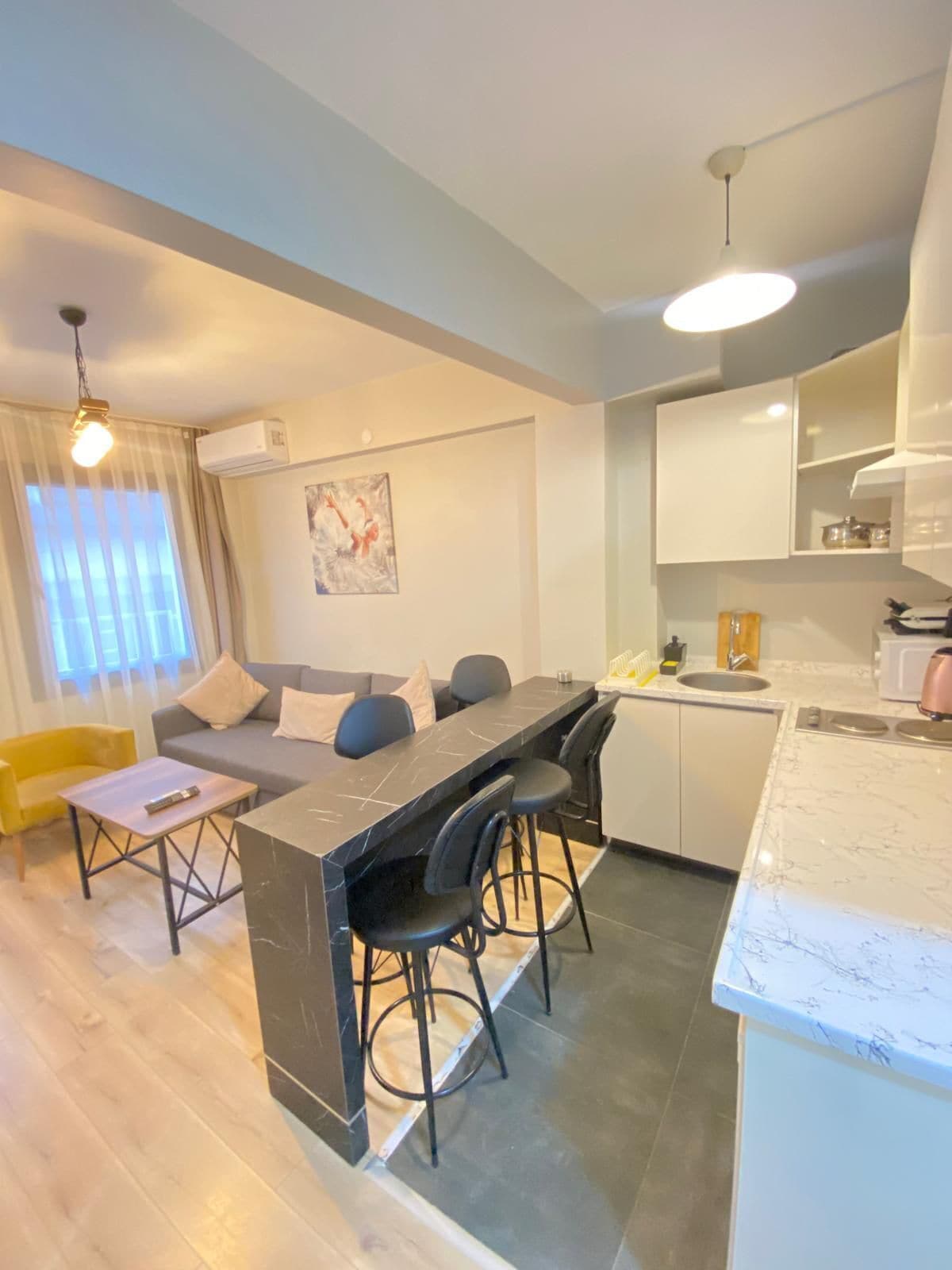 Comfort appartement, 1 slaapkamer, niet-roken, kitchenette | Woonruimte | Een 42-inch flatscreentelevisie met kabelzenders