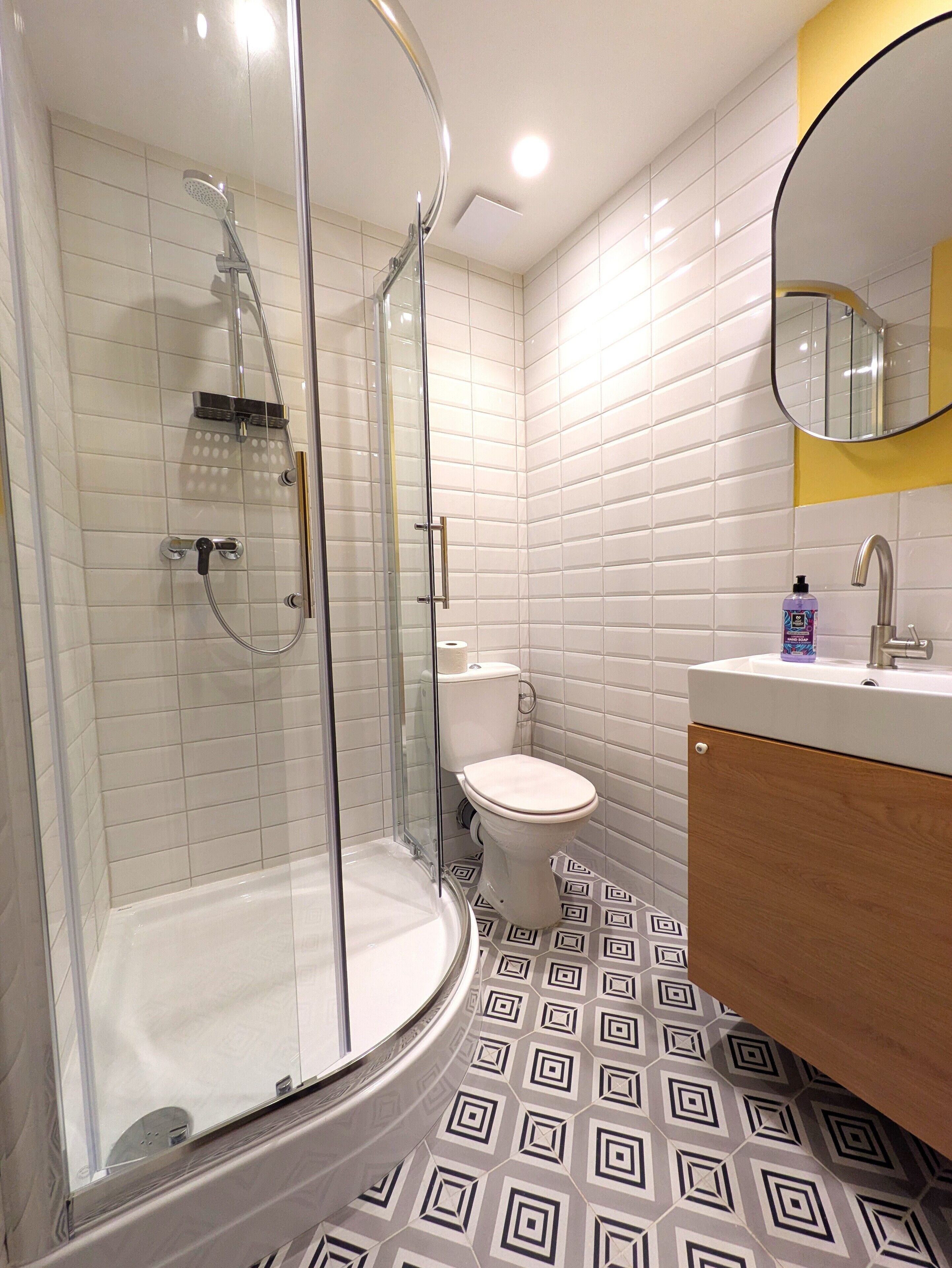 Design-Apartment | Badezimmer | Dusche, Haartrockner, Handtücher, Seife