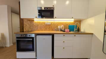 Departamento de diseñador | Cocina privada | Refrigerador, microondas, horno y parrilla de estufa