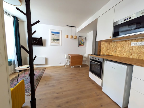 Design Apartment | 1 bedroom, laptop workspace, blackout drapes, iron/ironing board