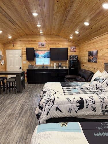 Cabin Unit 1 of 6 in amazing Paige with AC, WiFi