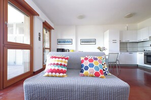 Appartement, 1 chambre | Aire de séjour | Téléviseur à écran plat de 32 po avec télévision par câble