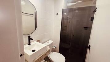 Toalhas de banho, sabonete, papel higiênico