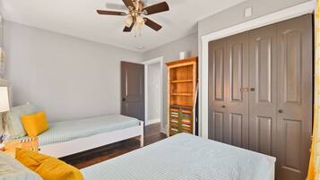 2 slaapkamers, een bureau, een strijkplank/strijkijzer, wifi