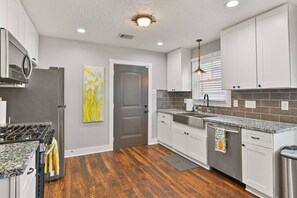 Een koelkast, een microgolfoven, een oven, een kookplaat