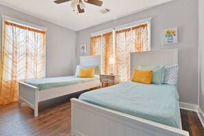 2 slaapkamers, een bureau, een strijkplank/strijkijzer, wifi