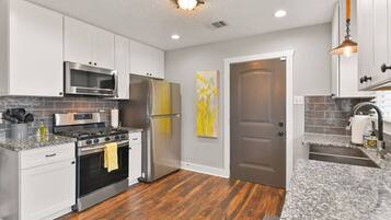 Een koelkast, een magnetron, een oven, een kookplaat