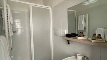 Ducha, secador de pelo, toallas, papel higiénico