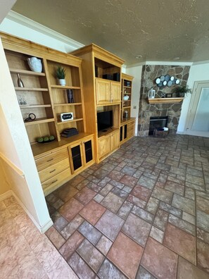 Interior - Troup TX, 3-bedroom handicapped house with Heated Indoor Pool. (Troup)