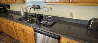Troup TX, 3-bedroom handicapped house with Heated Indoor Pool.