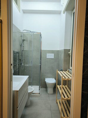 Douche, séchoir à cheveux, bidet, serviettes fournies