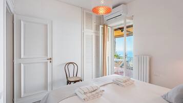 4 bedrooms, desk, iron/ironing board, free WiFi