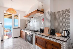 Fridge, oven, stovetop, dishwasher - Beautiful sea view with swimming pool (Massa Lubrense)