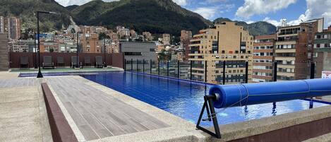 Piscina all'aperto, una piscina riscaldata