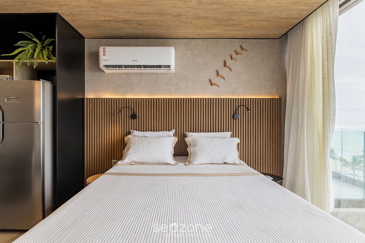 Une chambre d’hôtel moderne équipée d’un lit, de la climatisation et offrant une vue sur l’extérieur.