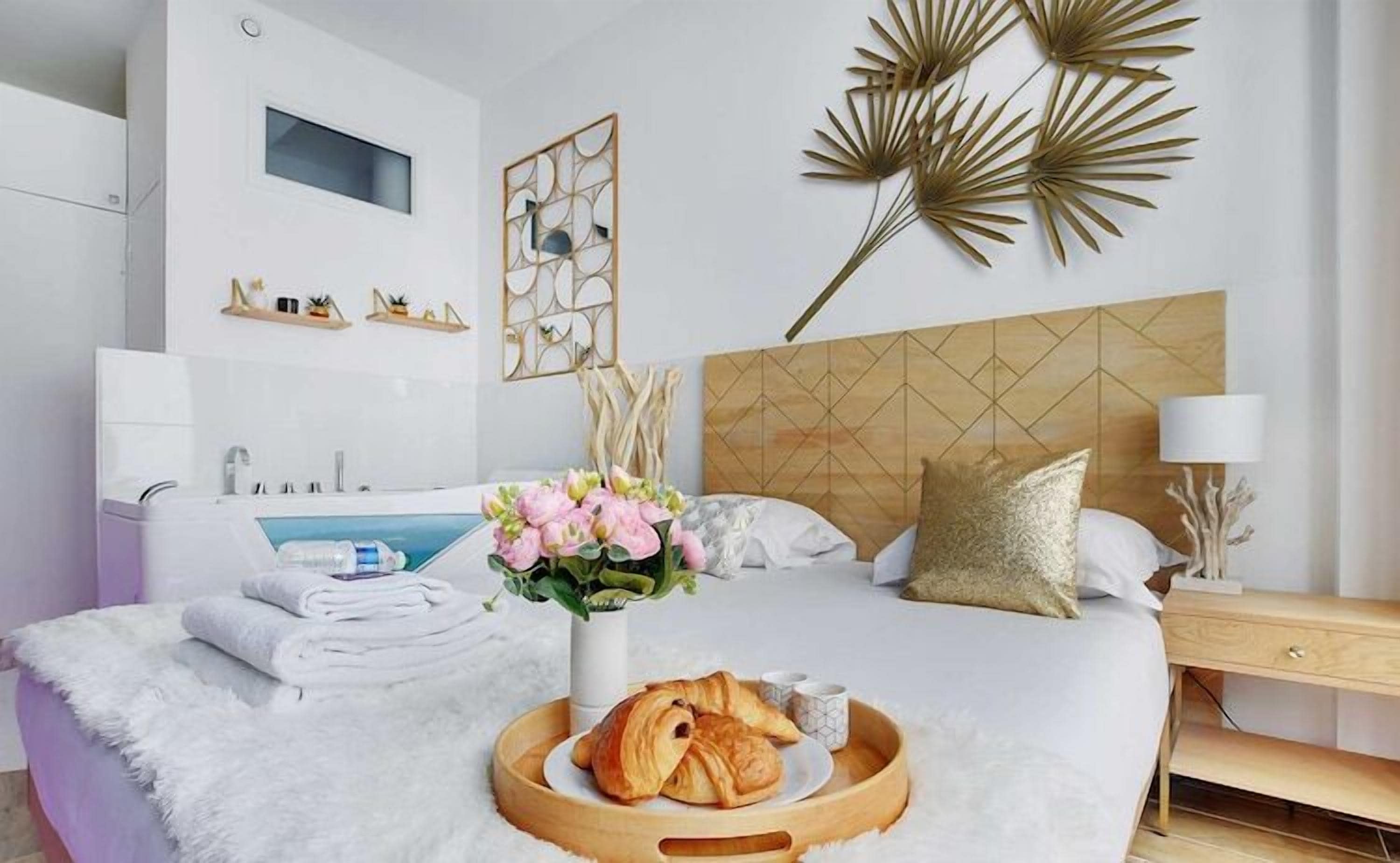 Escritorio, tabla de planchar con plancha, wifi gratis y ropa de cama 