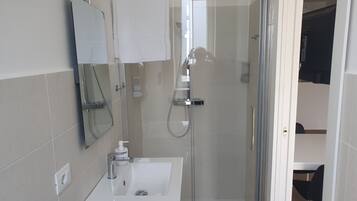 Asciugacapelli, asciugamani, sapone, carta igienica