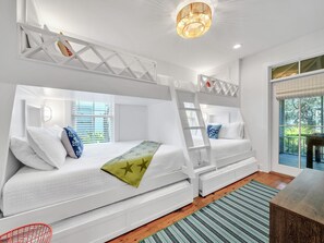 3 habitaciones, escritorio y tabla de planchar con plancha