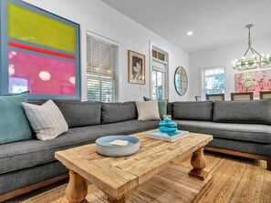 Smart-TV, DVD-Player, Tischfußball, Bücher