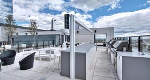 Outdoor dining - Luxurious Apartment DownTown GYM+Sauna+Pool (Montréal)