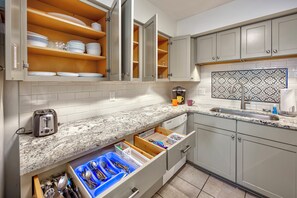 Een magnetron, een oven, een kookplaat, een vaatwasser